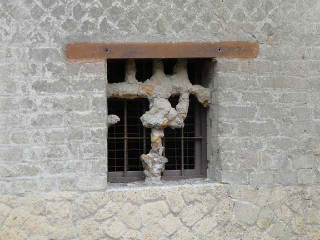 V.8 Herculaneum, May 2010. Detail of window in exterior west wall of houses on east side of Cardo IV Superiore.